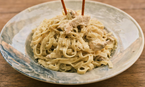 Review Fettuccine Alfredo yang Creamy dan Gurih