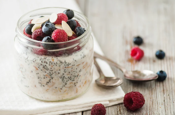 Review Makanan Sehat Overnight Oats dengan Buah Berry