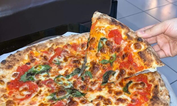 Review Makanan Pizza Margherita dengan Rasa Otentik