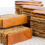 Review Kue Lapis Legit Imlek yang Kaya Aroma Rempah