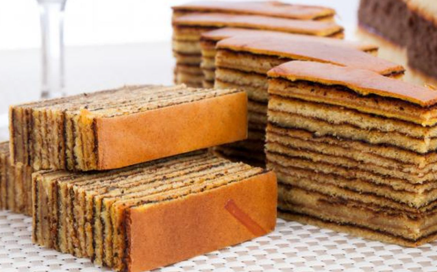 Review Kue Lapis Legit Imlek yang Kaya Aroma Rempah