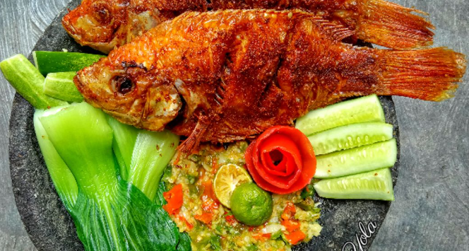 Review Ikan Goreng Nila Crispy dengan Lalapan Segar