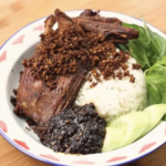 Renyahnya Bebek Goreng Madura Dengan Bumbu Hitam Pedas