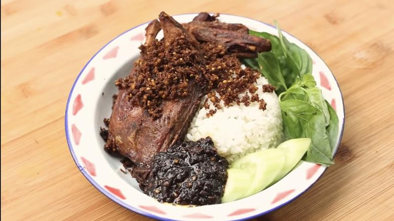 Renyahnya Bebek Goreng Madura Dengan Bumbu Hitam Pedas